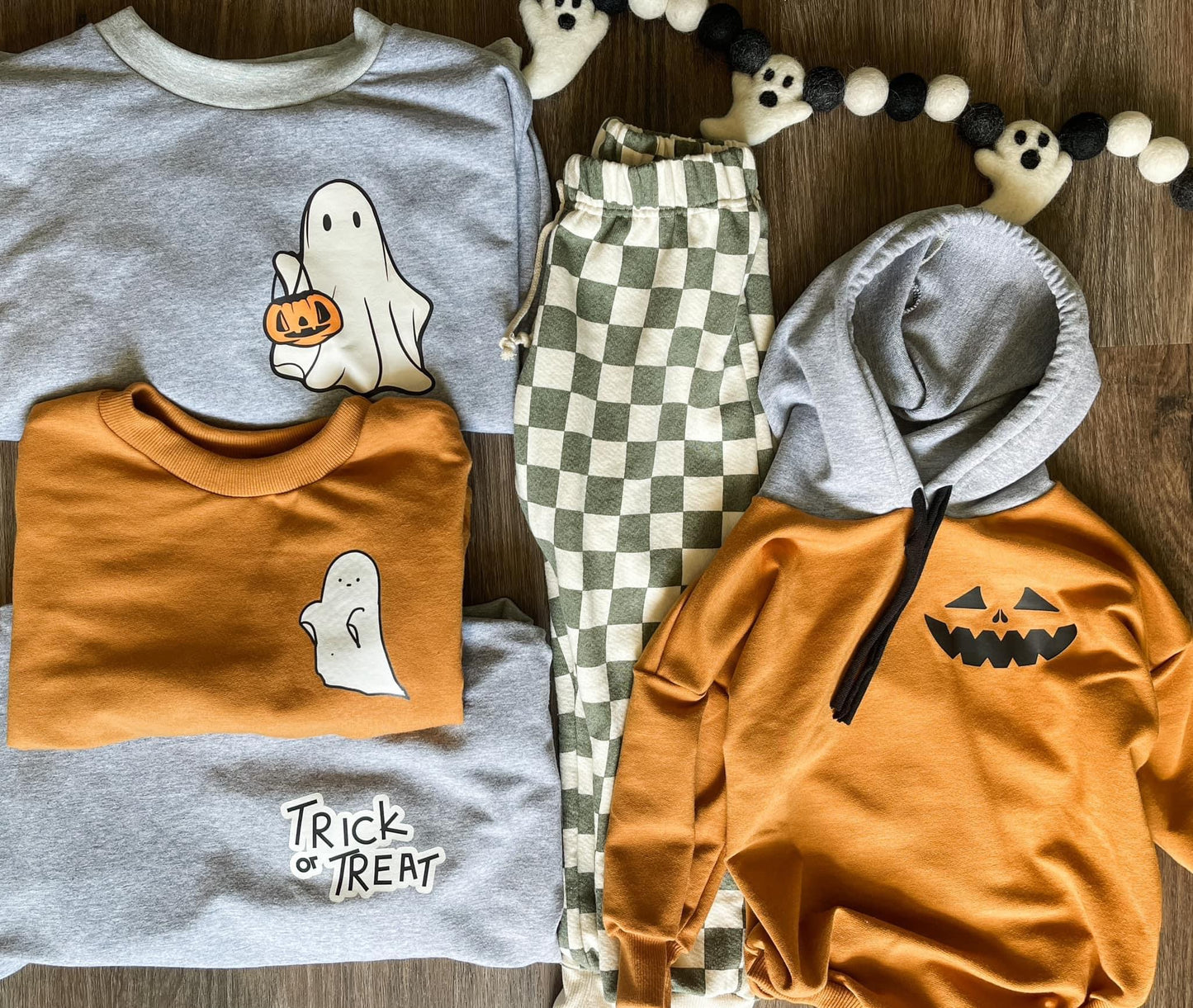 Halloween clothing set with ghosts and pumpkins.